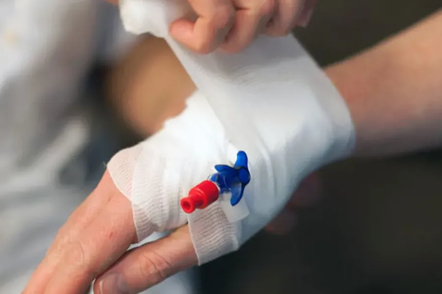 En person som holder et lite blått leketøy