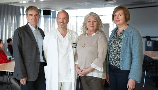 En gruppe mennesker som poserer for et bilde