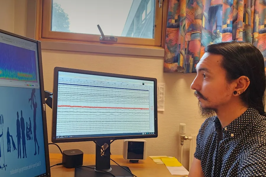 Alberto Jaramillo Jiménez som sitter ved et skrivebord med flere skjermer