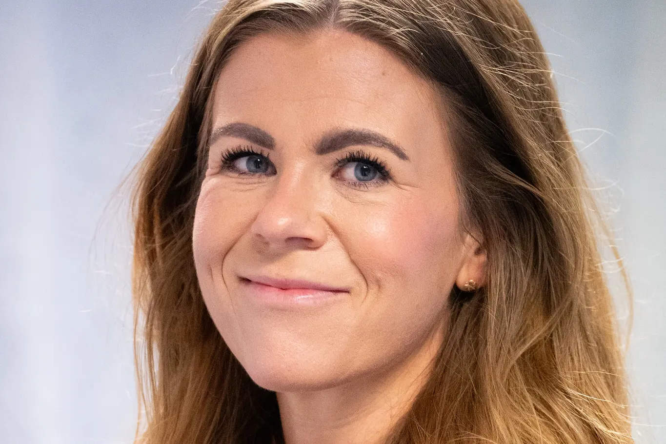 En kvinne med langt hår