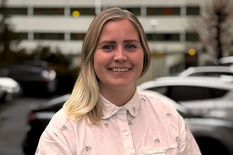 En kvinne som smiler til kameraet