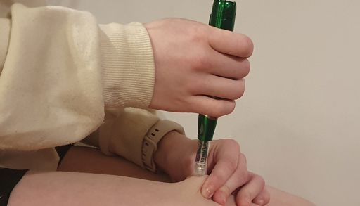 En person som holder medisin