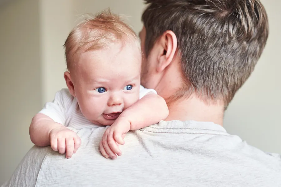 En person som holder en baby